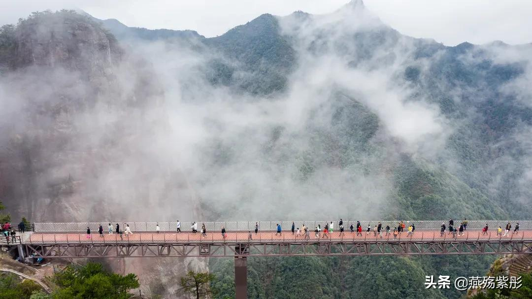 空山新雨后,景色分外娆,竹筏水上行,诗意盎然时,你心动了吗?