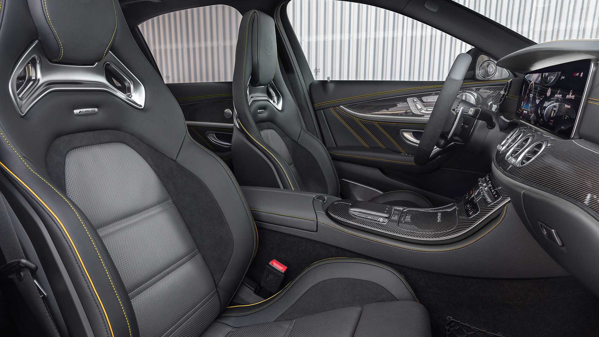 新款奔驰e63 s内饰采用最新奔驰家族式设计风格,对于现款e63车主来说