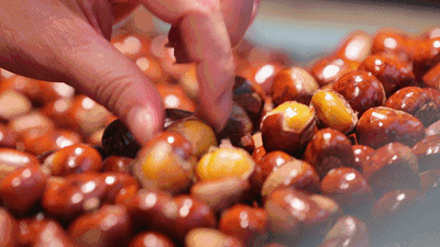 板栗去壳原来这么简单，教你一招，几分钟剥一大盘，又快又完整