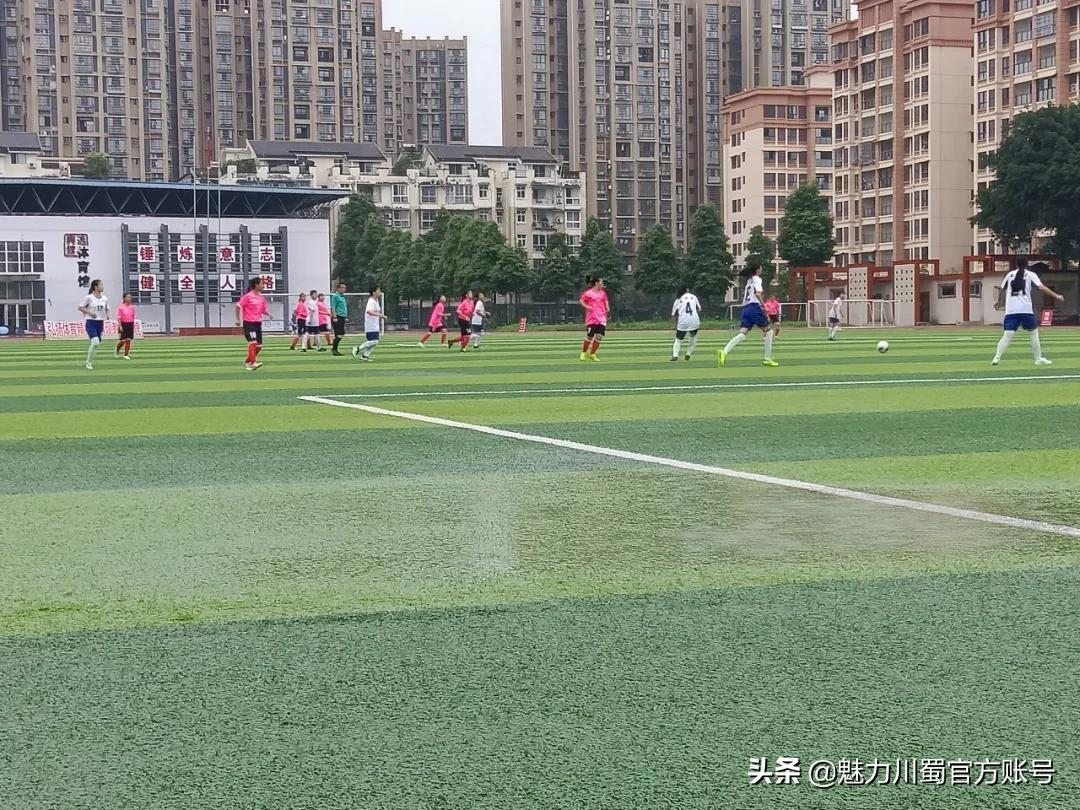 四川省江油中学:雨中足球赛开踢!“足球少女”太帅了