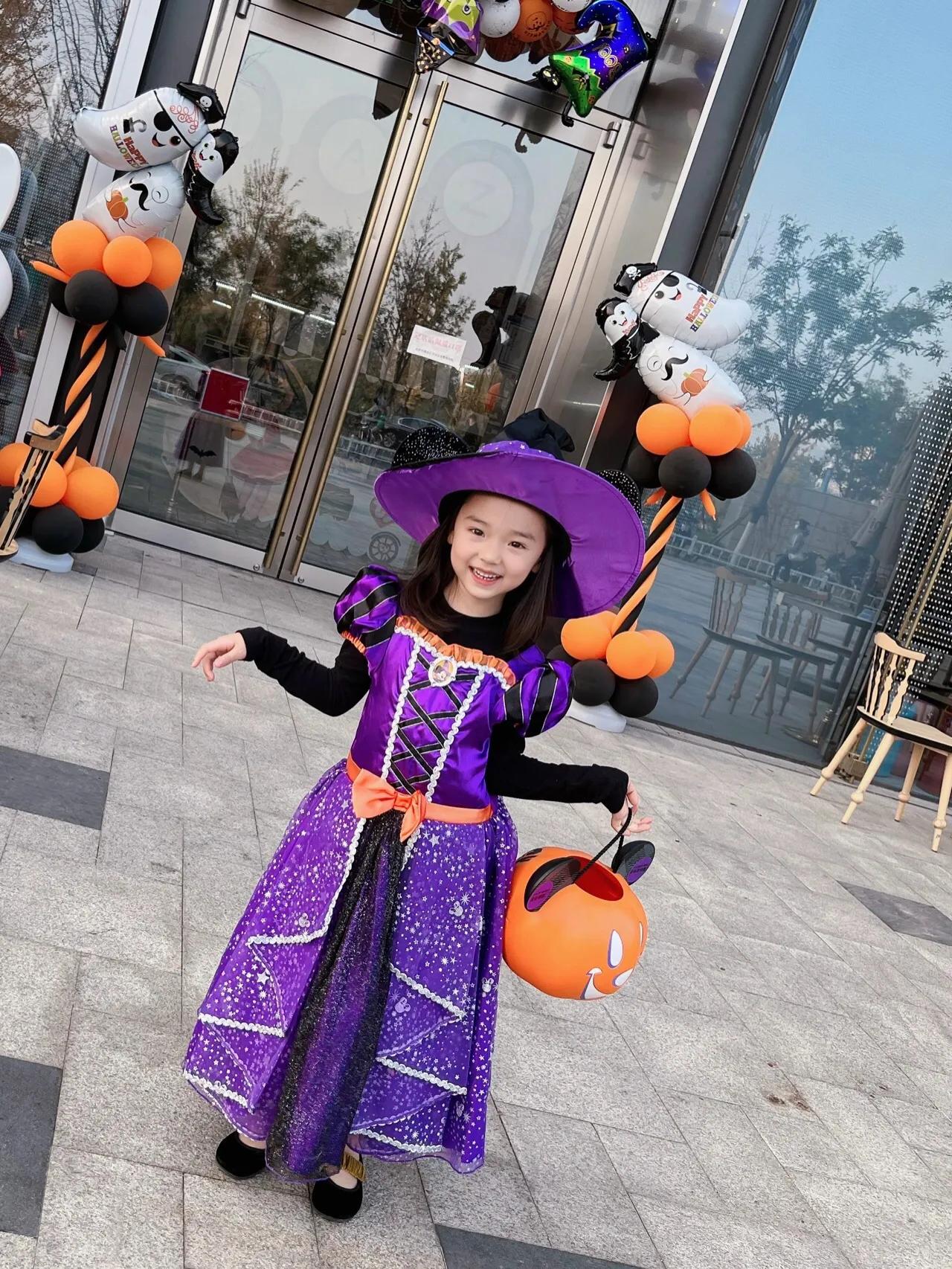 陈妍希母子万圣节手牵手去讨糖，4岁星星像爸爸，和小酒窝是朋友