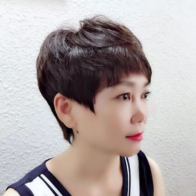 发质稀少细软贴头皮怎么办？不要天天做造型，3款烫发时髦又实用