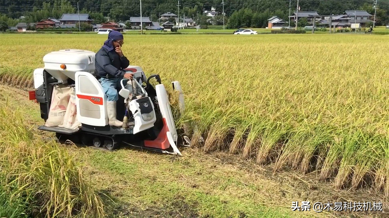 日本发明小型收割机，采用履带式车轮，可以适应多数地形