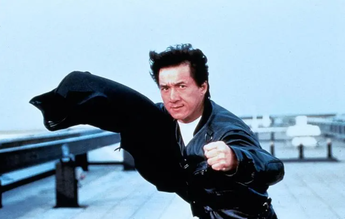 23年前，成龙为悼念恩师从21楼纵身一跃，跳出世界纪录震惊好莱坞