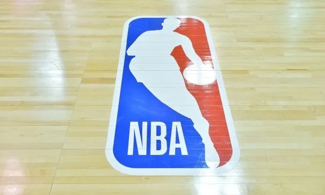 央视为什么转播nba比赛(央视复播NBA，为何这么突然？苏群的一句话分析算一针见血了)