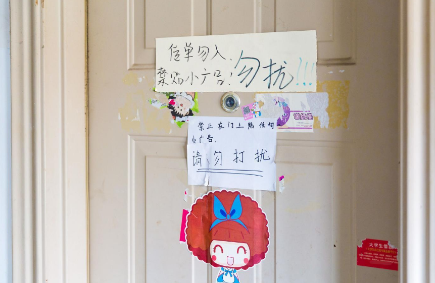 大学寝室门口的标语，看完让你哭笑不得，寝室真是卧虎藏龙