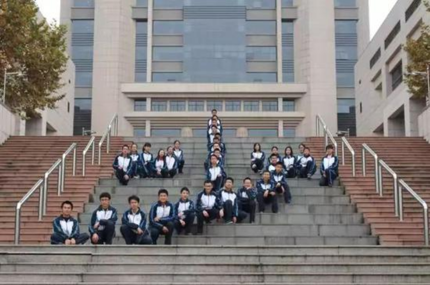 天才少年15岁被985大学录取，毕业直接是硕士，参加中考为陪同学