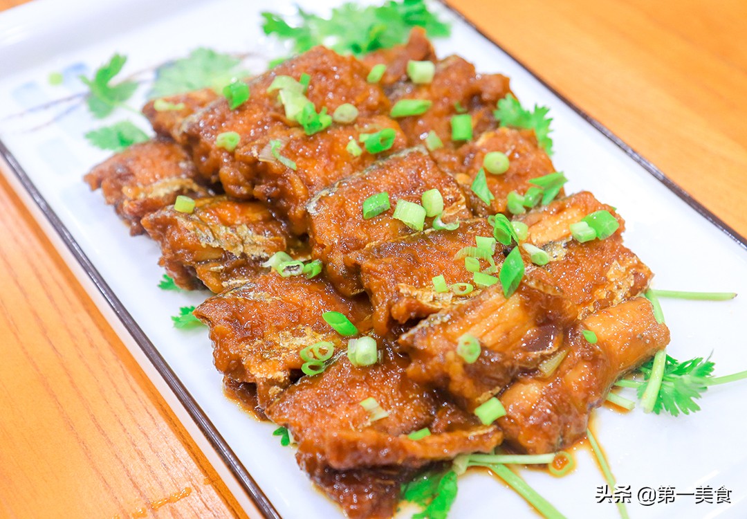 带鱼怎么做才好吃，厨师长分享饭店秘制做法，鲜香入味，酱香浓郁