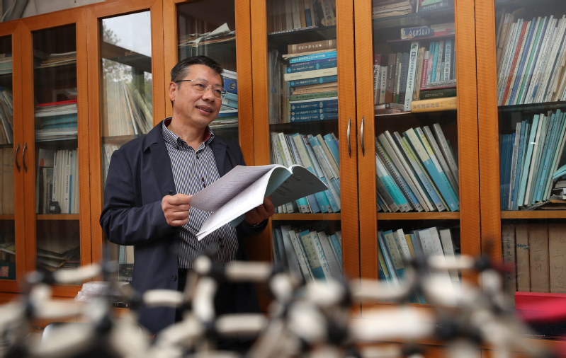 浙大化工系是中国第1个化工系，他是土生土长的第1个化工院士