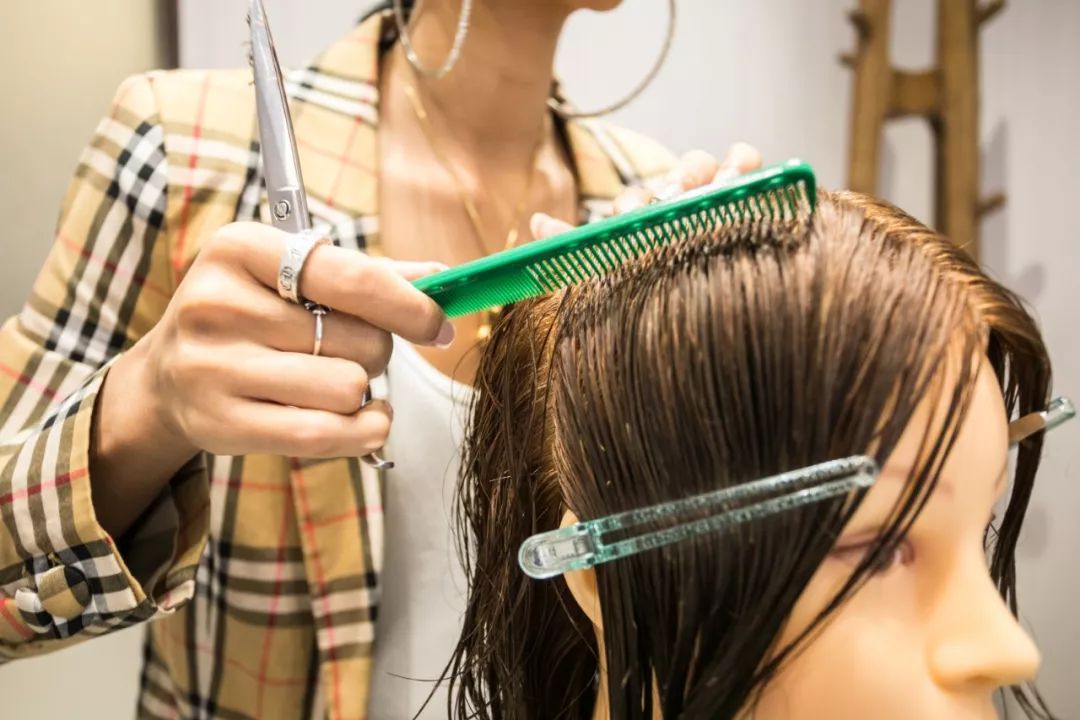 从洗头妹到月入十万的头牌理发师：20万去日本进修，剪一刀680