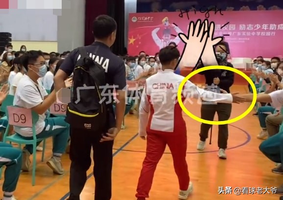 全红婵真有教养！进入会场后，有谁注意她这个举动，何教练教的好