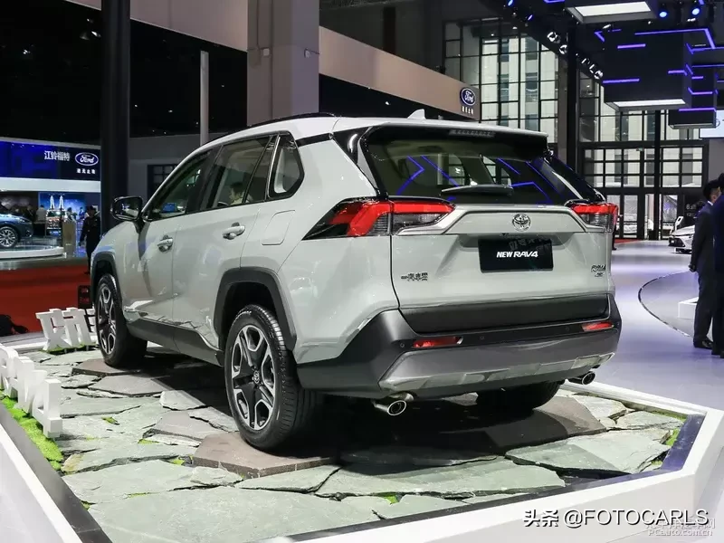 实拍第四代丰田RAV4荣放，近七年改款，小书包不在你不买？