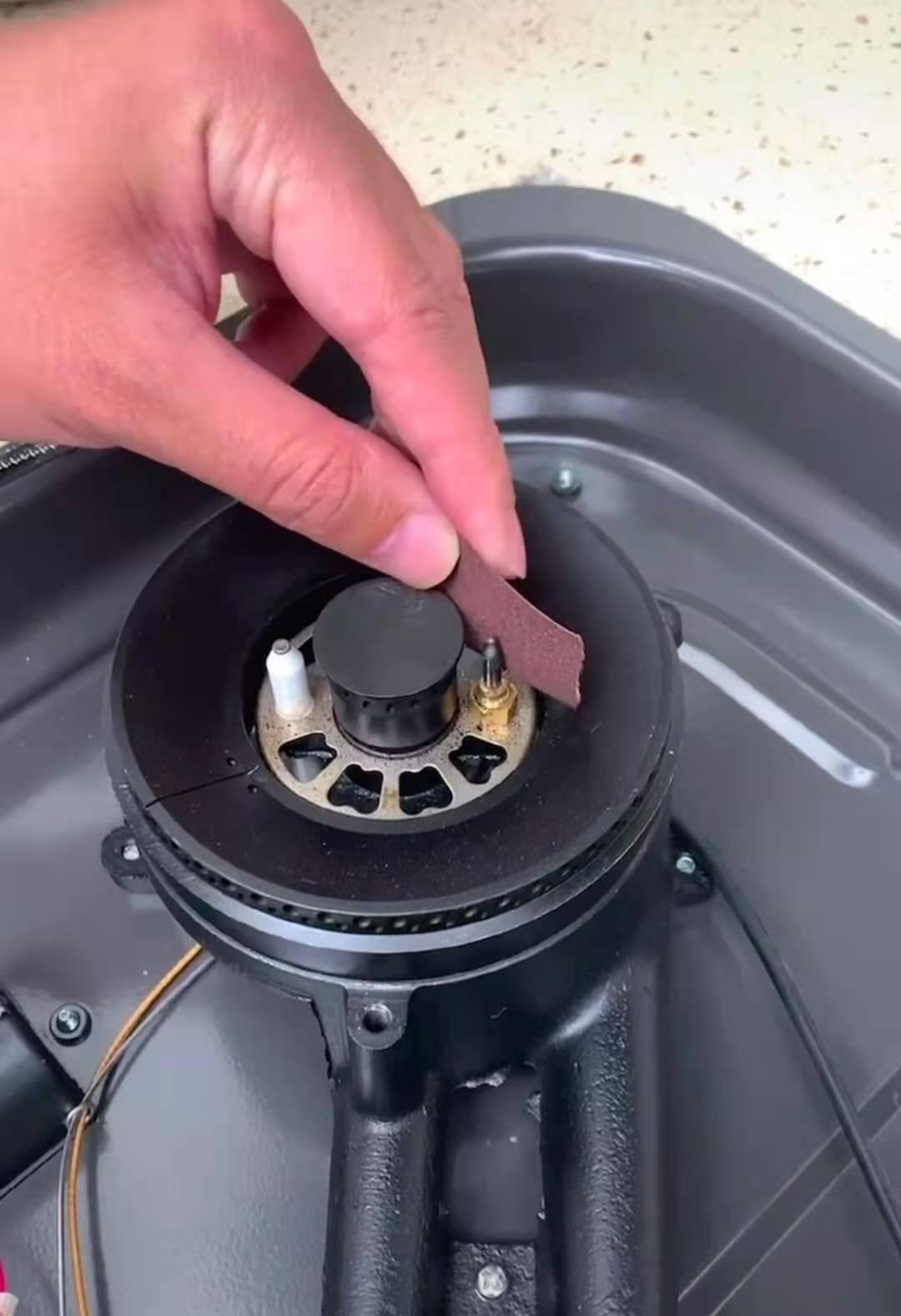 如何自我解决燃气灶点火松手就灭的问题