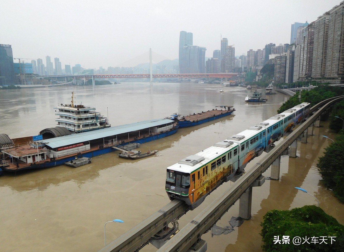 开通十几年的重庆轨道2号线 重庆具有代表性的轨道交通线
