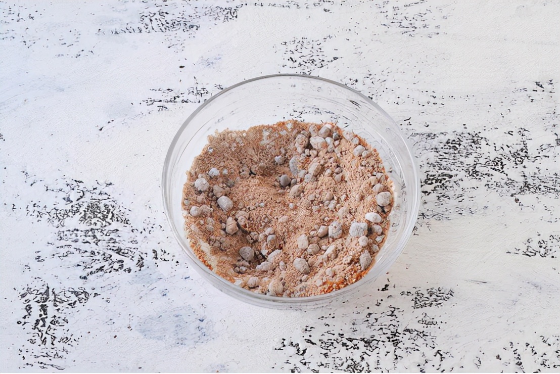 1碗糯米粉加上半勺红糖，做一份好吃解馋的小吃，软糯好吃