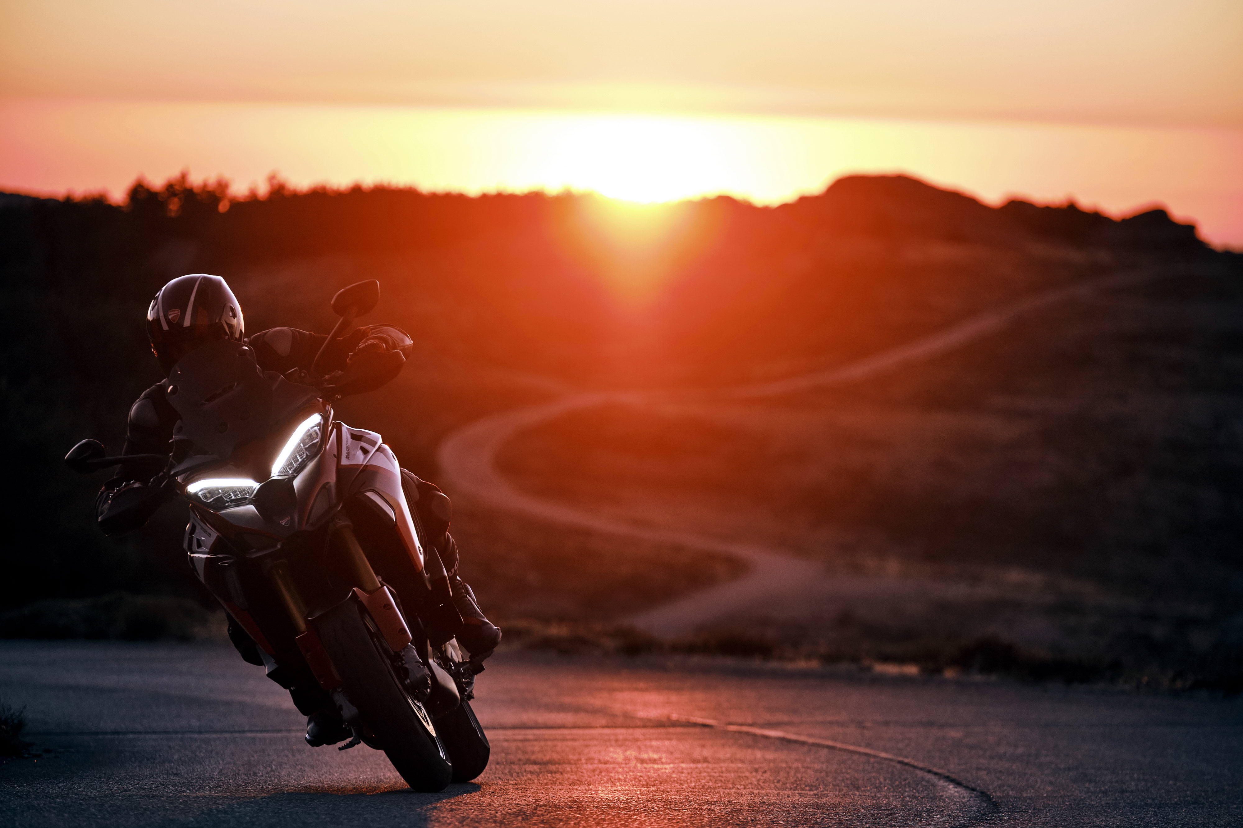 杜卡迪 2022 Multistrada V4 派克峰版 户外特写