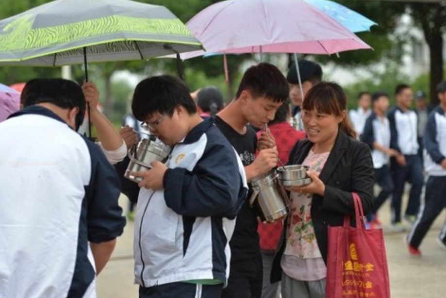 高中校门口成“野餐基地”，家长送饭被质疑，这是在养“巨婴”？