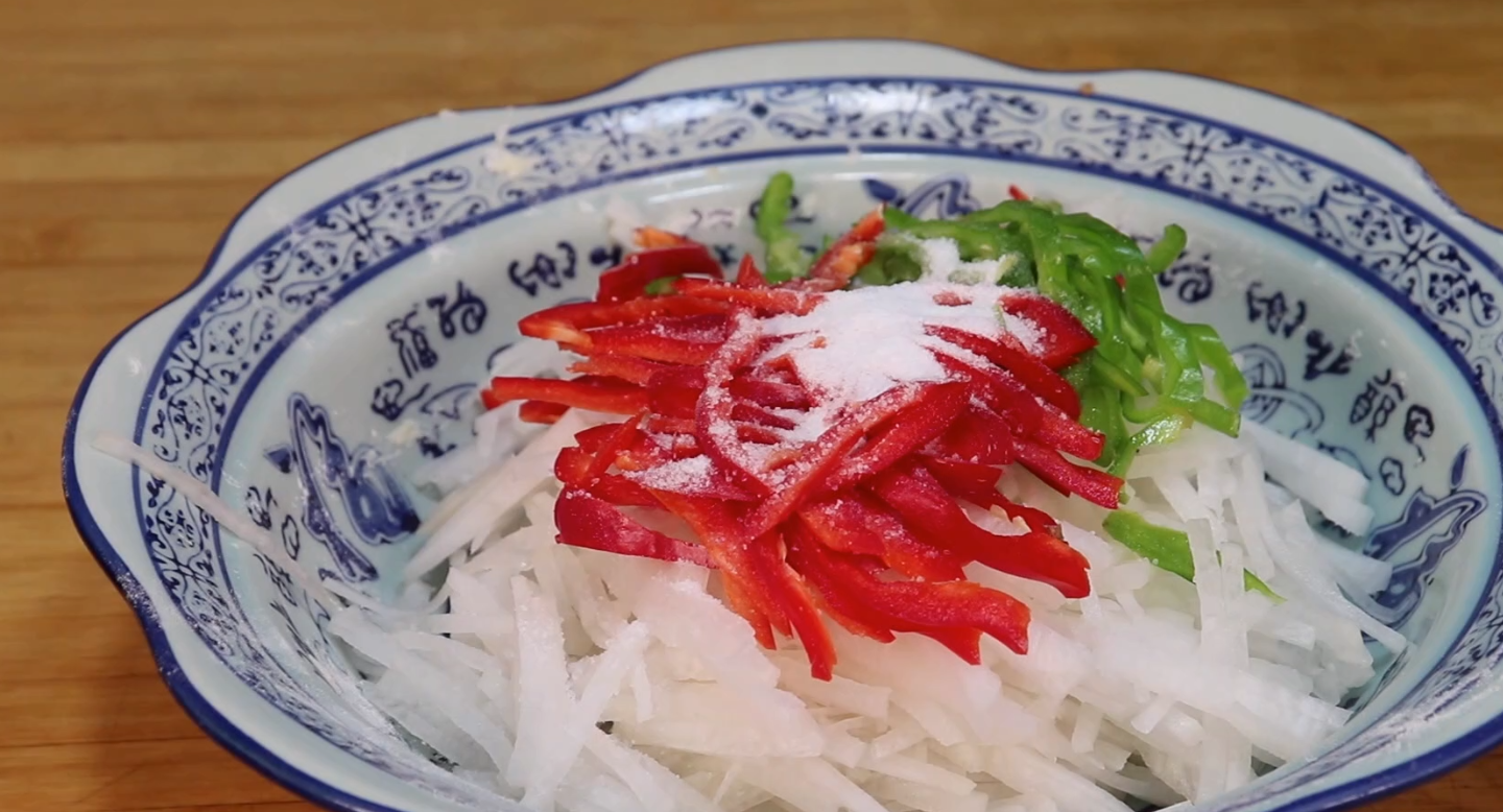 白萝卜最好吃做法，我家每周必吃一次，不炒不煮，上桌就扫光