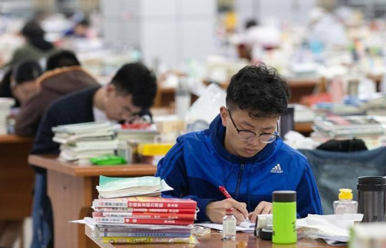 大学生花样请假条走红，还未毕业已先成家，理由让老师无法拒绝