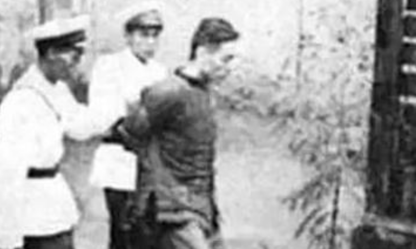 1950年，重庆一位菜农因讨价还价暴露身份，被捕后扭送公审判死刑
