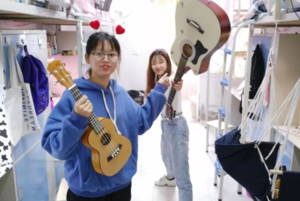 四川一高校女寝火了，6人建3个群，上演现实版“宫斗剧”