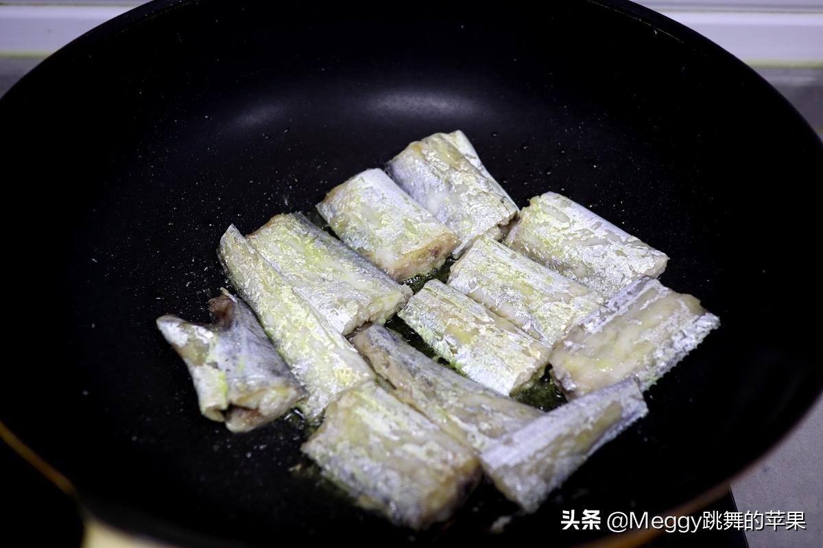 带鱼身上的银膜要不要刮掉？很多人做错了！带鱼完整无腥有窍门