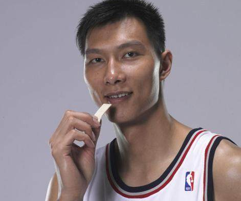 为什么nba球员要嚼口香糖(为何曾经在NBA风靡一时的口香糖，现在几乎看不到了？)