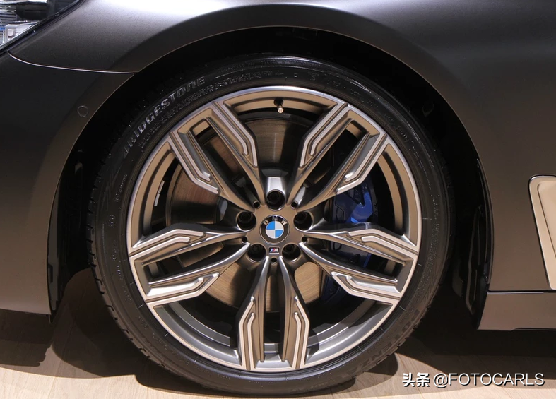 宝马M760Li 6.6T V12实拍，炭黑极富磨砂质感，宝马史上最快加速