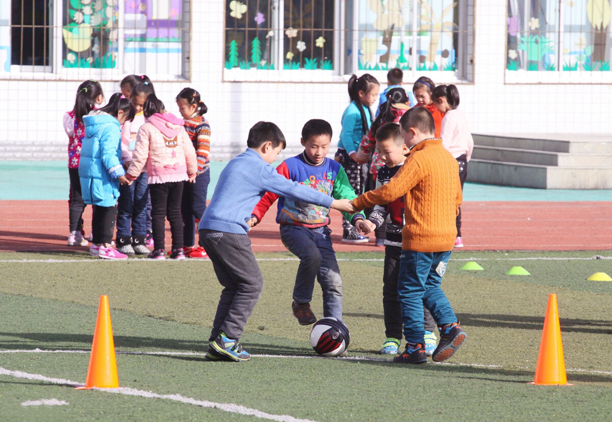 老师“含沙射影”让学生别上课后服务，惹家长发怒，校方回应来了