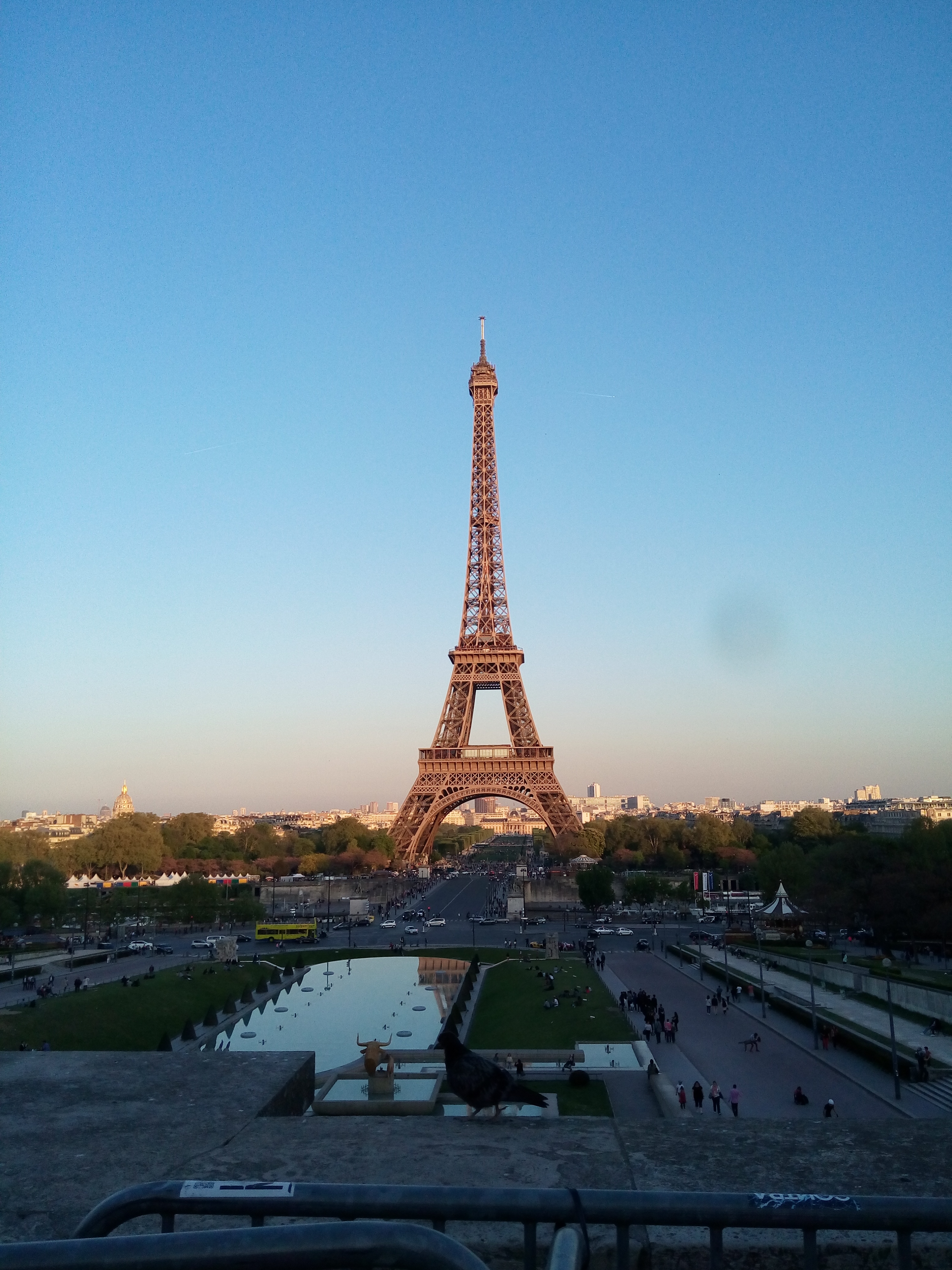 在塔下感受更明显,登塔顶俯瞰全城,满目青翠,却少有高楼大厦!