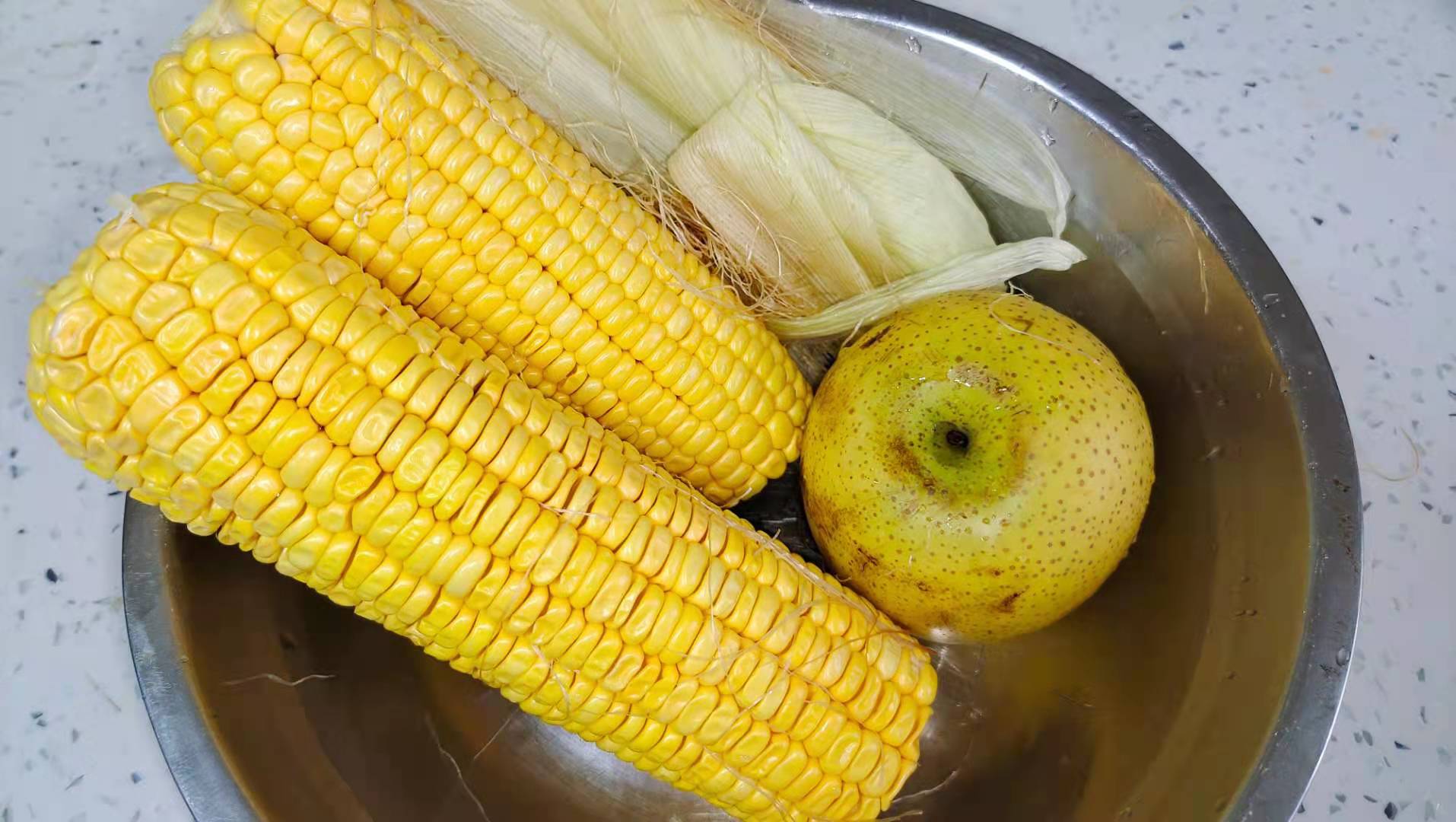 讲究人“煮玉米”从不用清水，多加“1味1果”，玉米香甜汤水营养