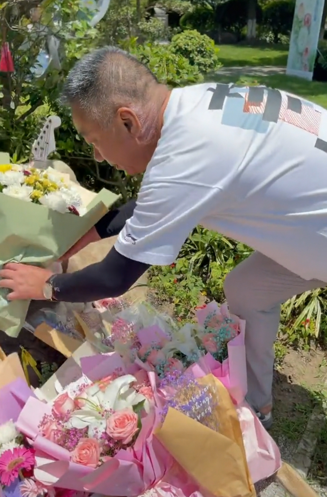 乔任梁出道14周年，乔爸上坟祭奠亲手擦墓碑，头发花白驼背惹泪目