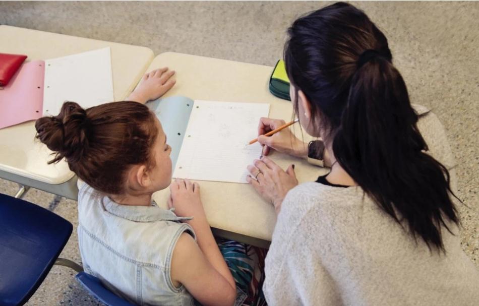 住家教师月薪3万，要求英语六级以上，“保姆式家教”可行吗？