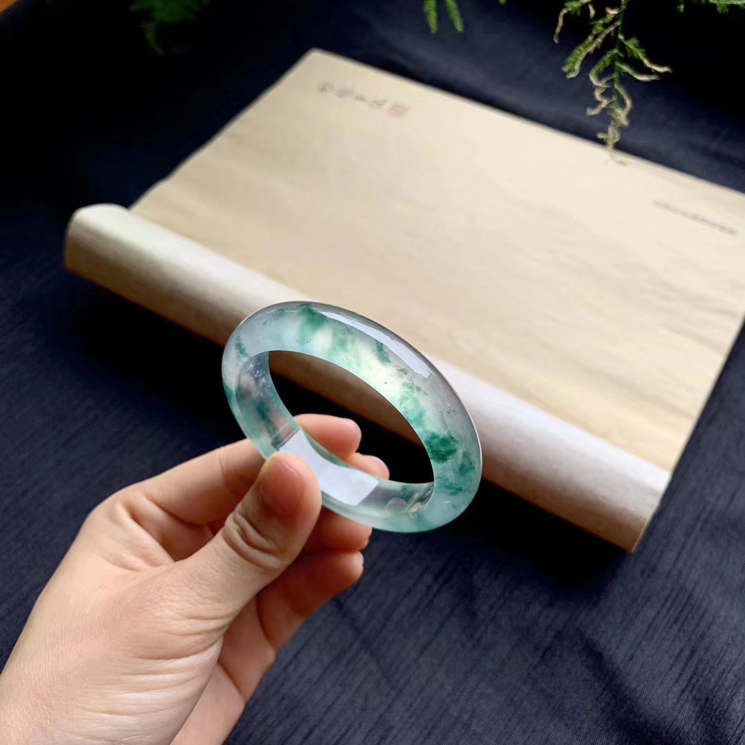 翡翠手镯怎么样才能挑选到最好的？要从这几个地方来看