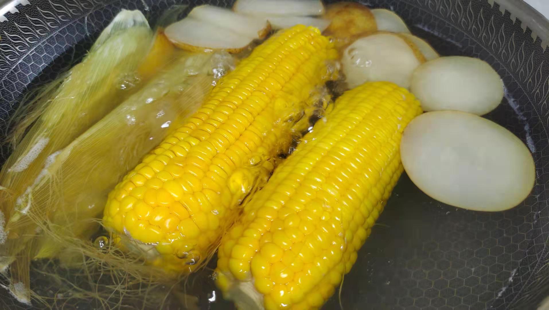 讲究人“煮玉米”从不用清水，多加“1味1果”，玉米香甜汤水营养