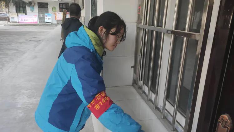 西安市第十四中學(xué)志愿服務(wù)隊在行動(圖12) 西安市第十四中學(xué)志愿服務(wù)隊在行動(圖12)