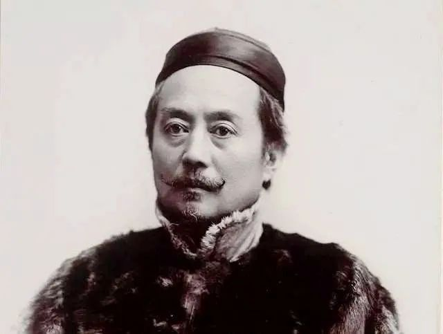 左手拿刀右手拿叉(1917年北大学生用英语嘲笑长辫老头，对方英文怒斥：拽什么破洋文)