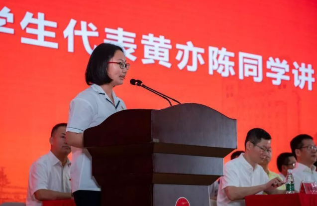 福建最贵高考状元，凭一己之力改变家人命运，光奖学金就有100万