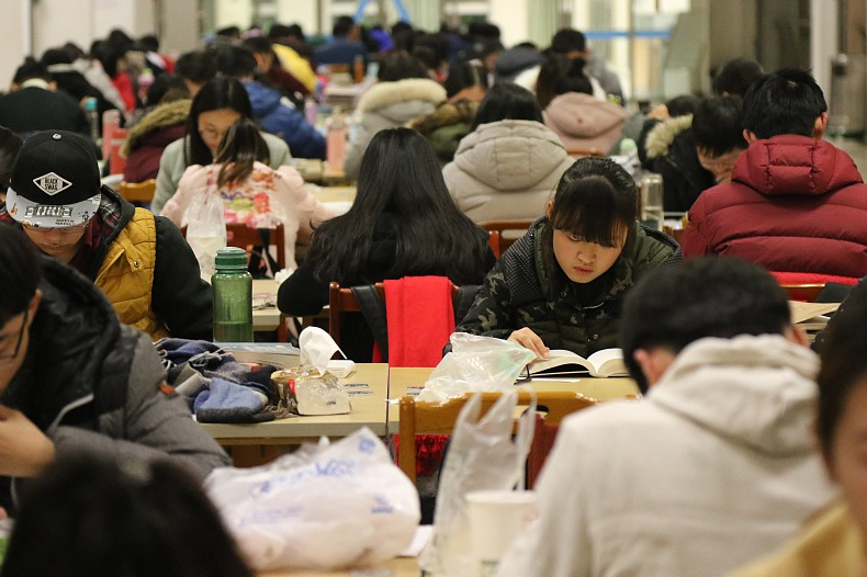 西浦大学校花意外走红，外型酷似欧阳娜娜，校友调侃不出道可惜了