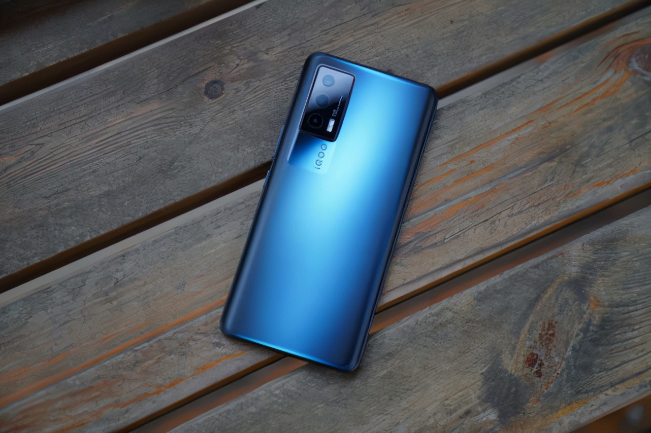 性价比很高的三款手机，价格便宜配置强悍，适合预算不多的学生党