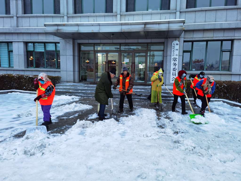 顶风冒雨清积雪，为榆树环卫工人点赞