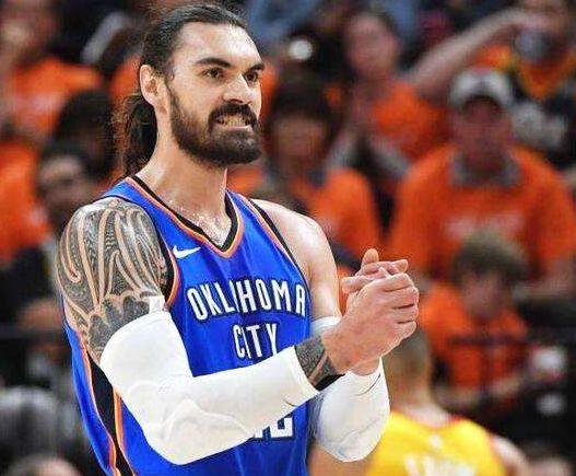 亚当斯是新西兰人,亚当斯有一个非常复杂的大型部落纹身覆盖在他的