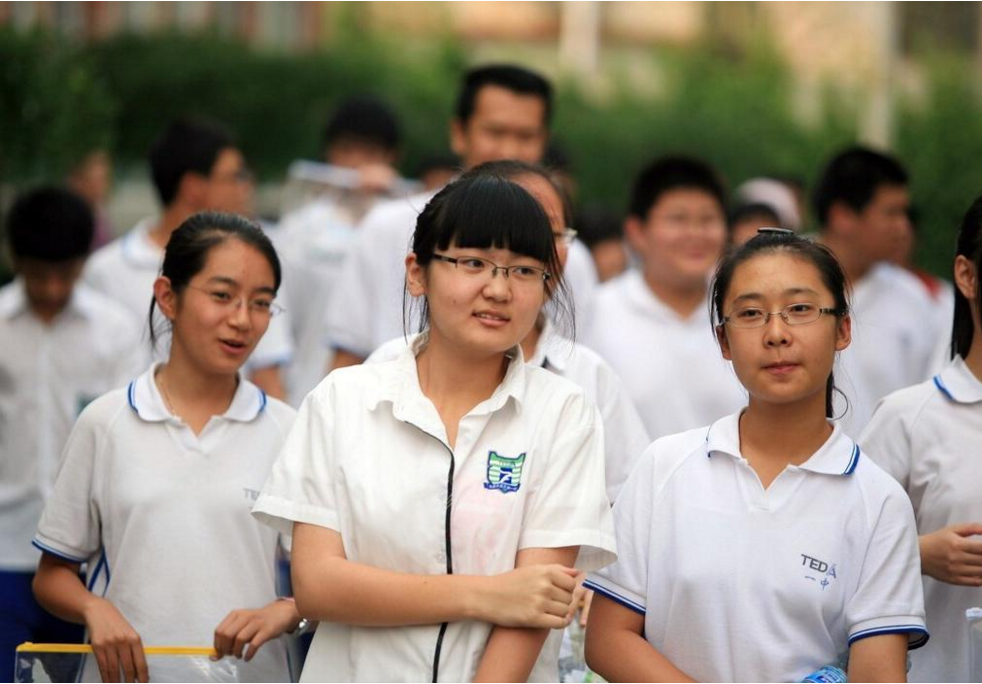 公立学校VS私立学校，培养出的学生差距明显，家长不要选错