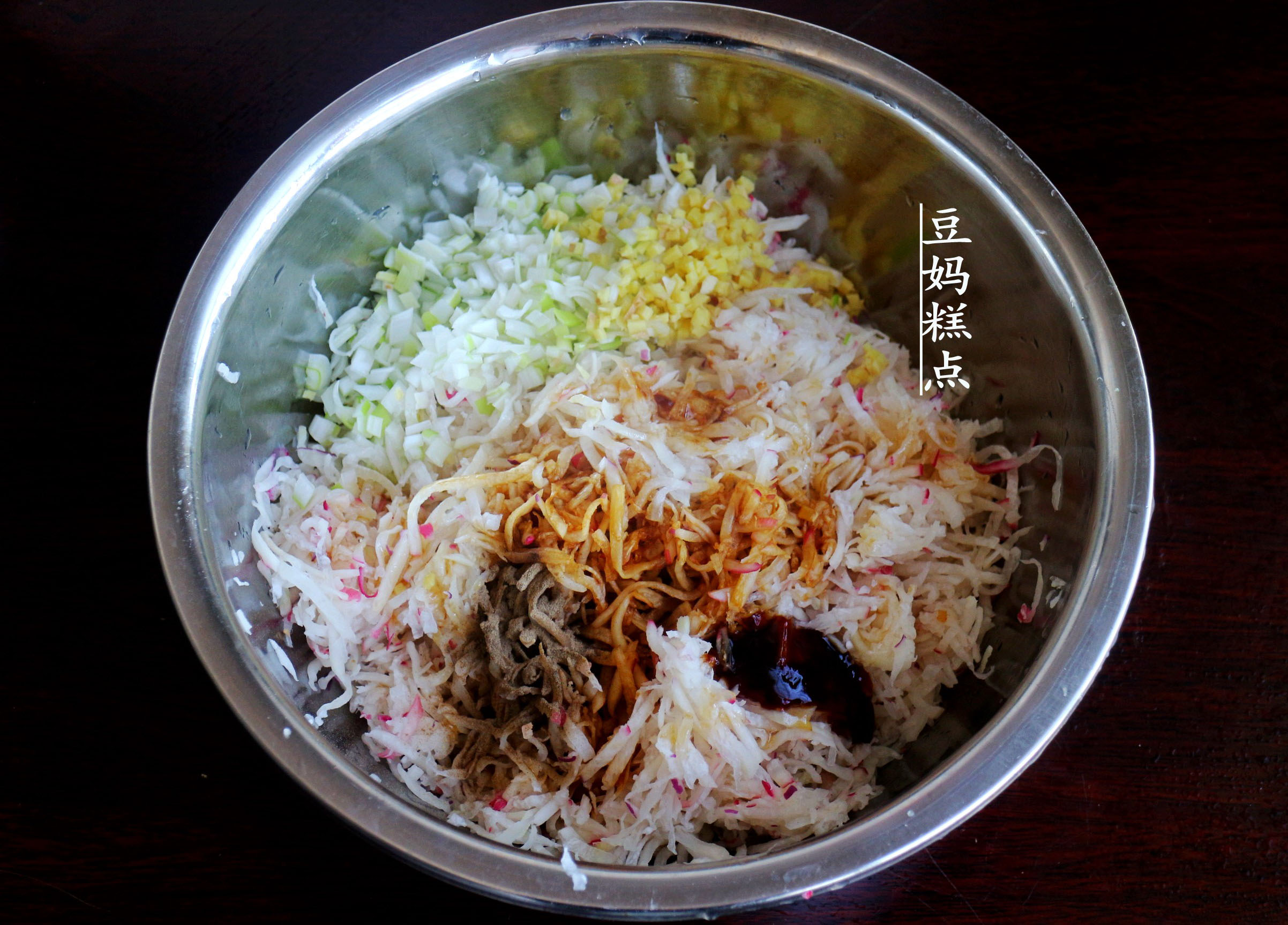 纯萝卜馅包子，不用肉不加蛋，清香味美又健康，蒸了2笼不够吃