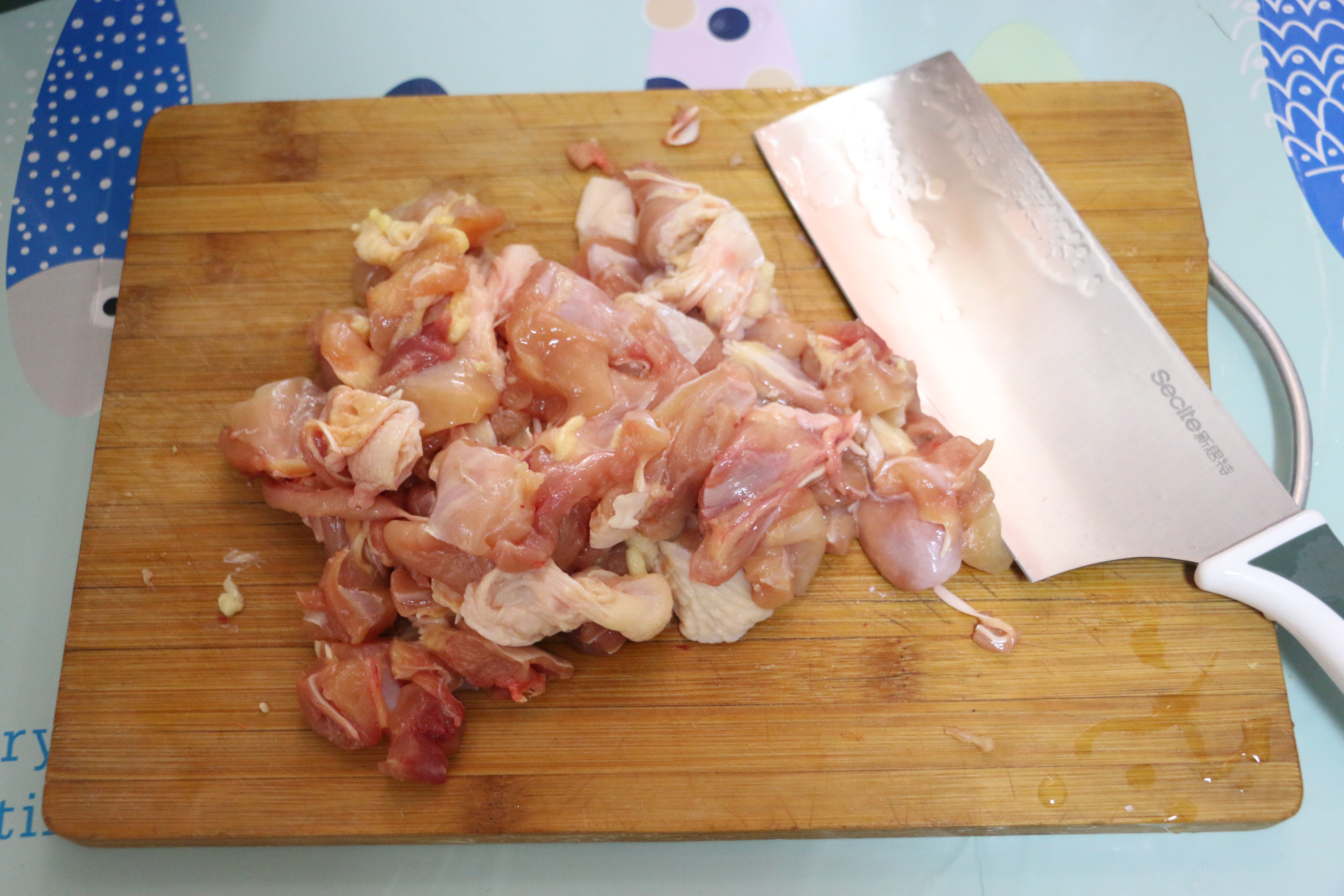 【爆炒鸡腿肉】的做法+配方，鸡腿肉这样做滑嫩好吃，回味无穷
