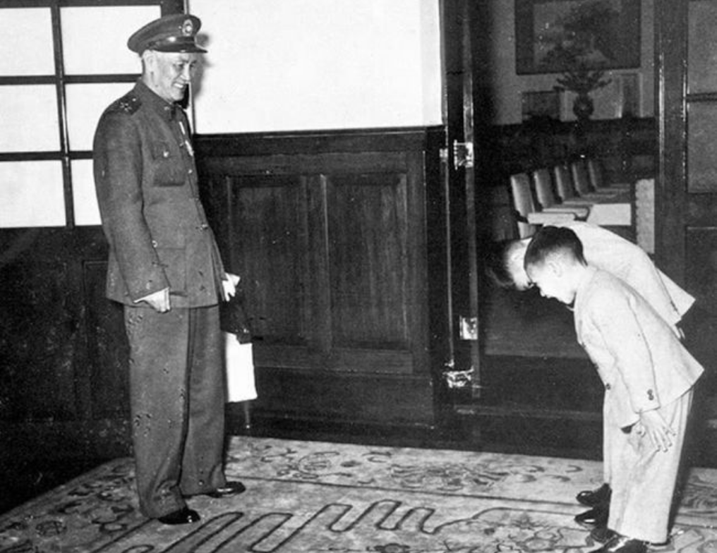 蒋介石孙子回大陆祭祖，走时含泪说出5个字，道出蒋介石的隐私