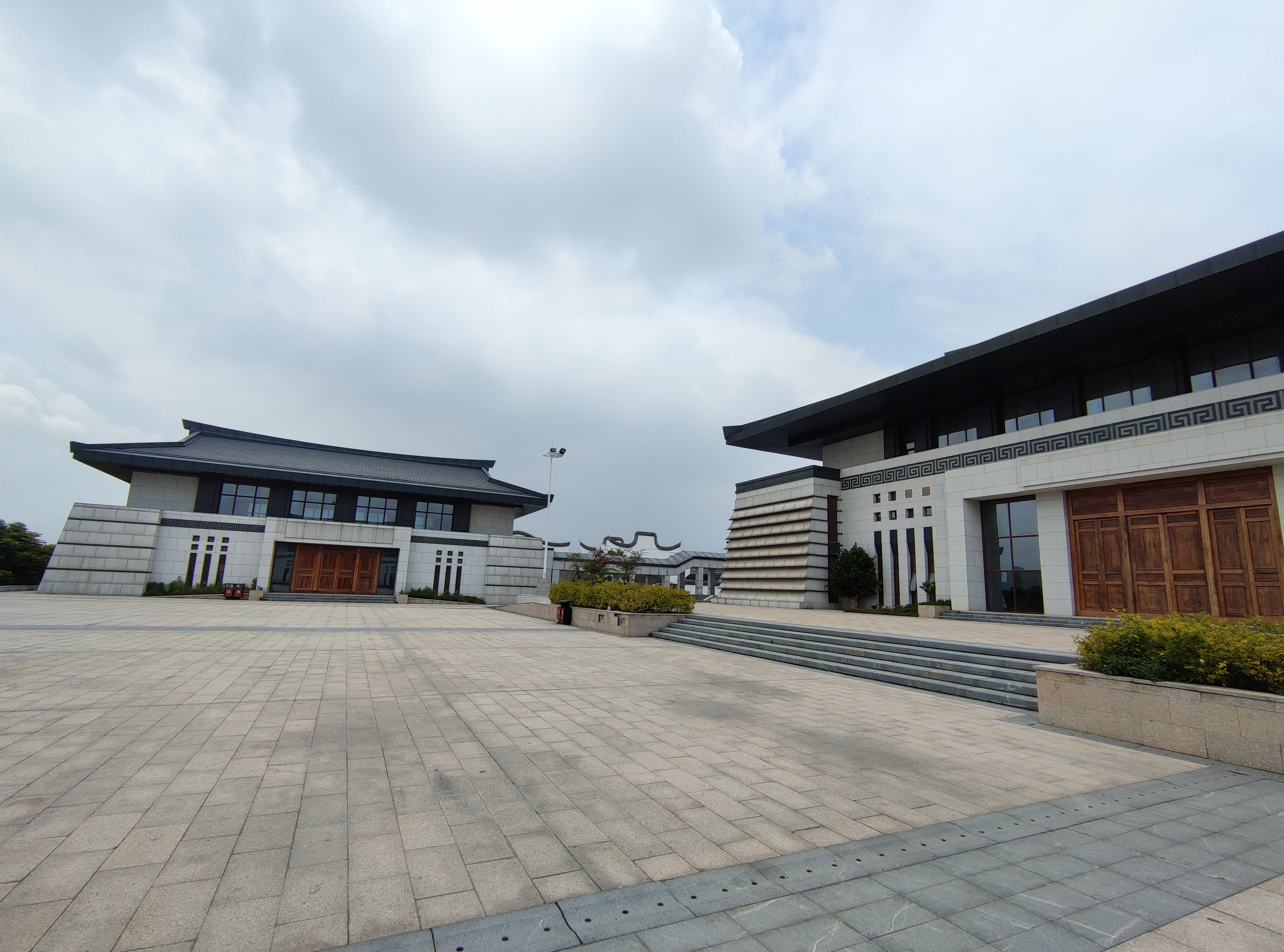 沿着小道就绕到了纪念馆的背面,有一块石雕像.