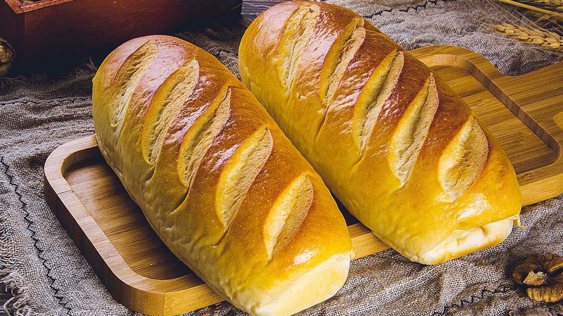 烤面包的家常做法，外酥里软，金黄美味，干净无添加，健康美味