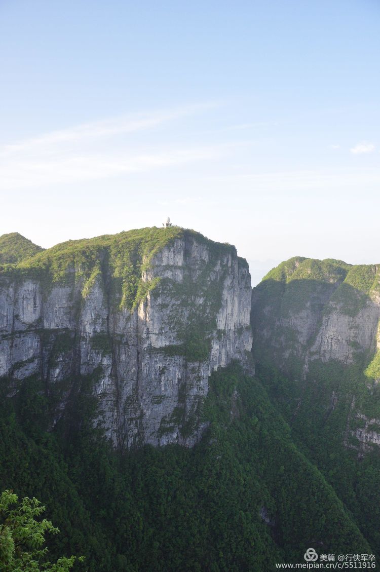 玉壶峰下松涛起，天界佛国掸尘埃！走遍千山万岭，唯天门山独有