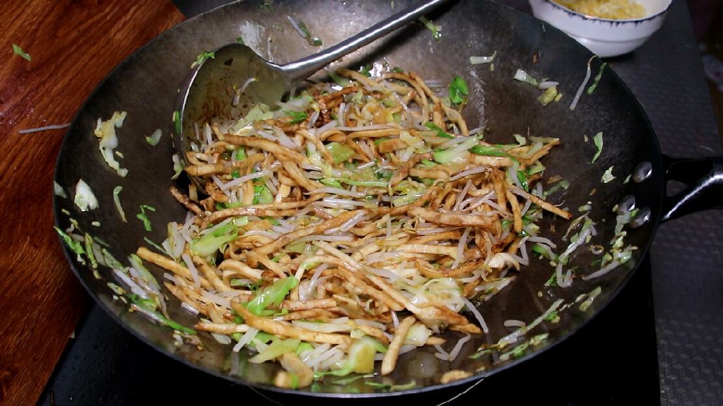 北方人爱吃的炒饼，掌握这几个技巧，做出来比路边摊的好吃